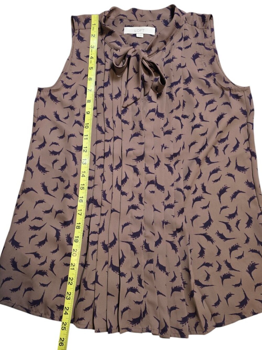 Loft Women’s Brown Sleeveless Button Up Purple Feather Pattern Tie Neck BlouseXS - Picture 6 of 12